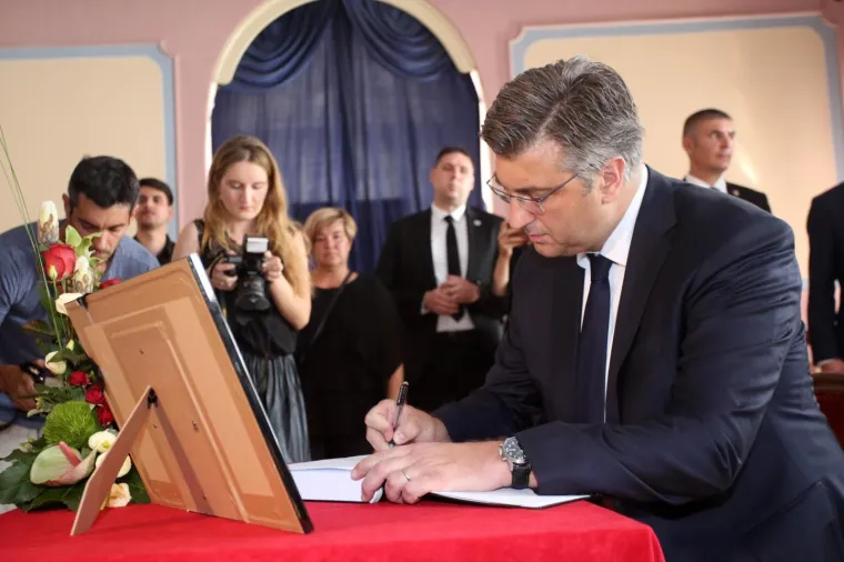 EVO TKO SE SVE UPISAO U KNJIGU ŽALOSTI ZA OLIVERA: Predsjednica, Plenković, Krstičević, Severina...