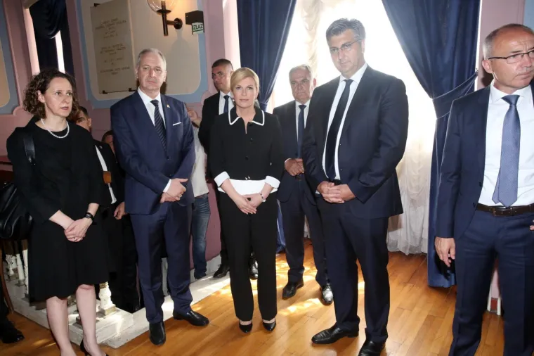 EVO TKO SE SVE UPISAO U KNJIGU ŽALOSTI ZA OLIVERA: Predsjednica, Plenković, Krstičević, Severina...