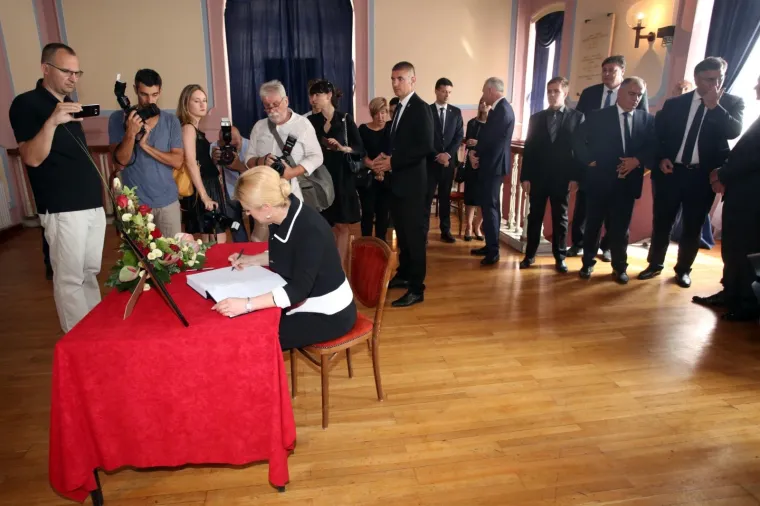 EVO TKO SE SVE UPISAO U KNJIGU ŽALOSTI ZA OLIVERA: Predsjednica, Plenković, Krstičević, Severina...