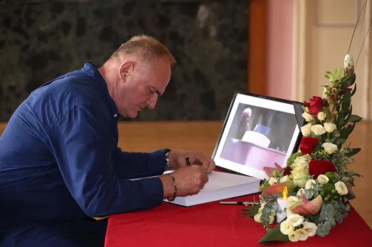 EVO TKO SE SVE UPISAO U KNJIGU ŽALOSTI ZA OLIVERA: Predsjednica, Plenković, Krstičević, Severina...