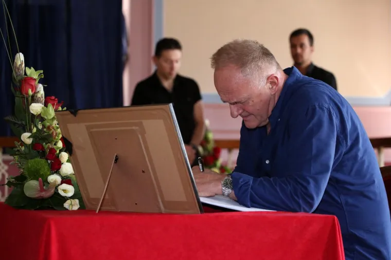 EVO TKO SE SVE UPISAO U KNJIGU ŽALOSTI ZA OLIVERA: Predsjednica, Plenković, Krstičević, Severina...