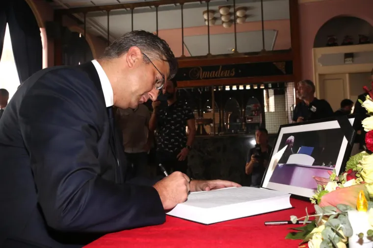 EVO TKO SE SVE UPISAO U KNJIGU ŽALOSTI ZA OLIVERA: Predsjednica, Plenković, Krstičević, Severina...