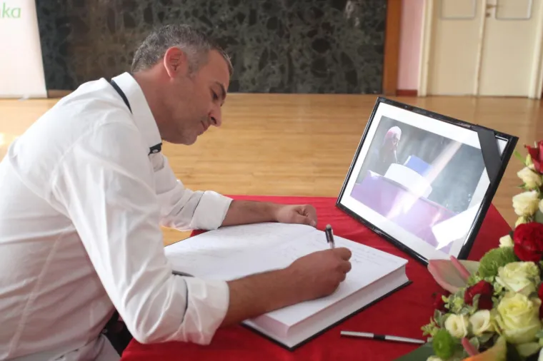 EVO TKO SE SVE UPISAO U KNJIGU ŽALOSTI ZA OLIVERA: Predsjednica, Plenković, Krstičević, Severina...