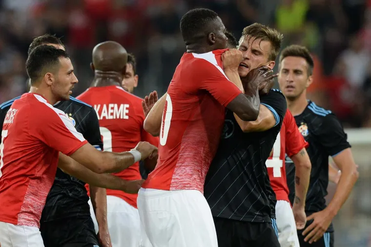 Visoke tenzije na utakmici Hapoela i Dinama u Izraelu kulminirale su sredinom utakmice kada je na terenu došlo do naguravanja igrača.