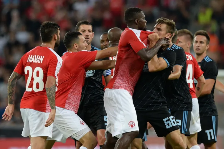 UTAKMICU DINAMA I HAPOELA SKORO ZASJENIO INCIDENT: Pogledajte naguravanje koje je zamalo preraslo u tučnjavu