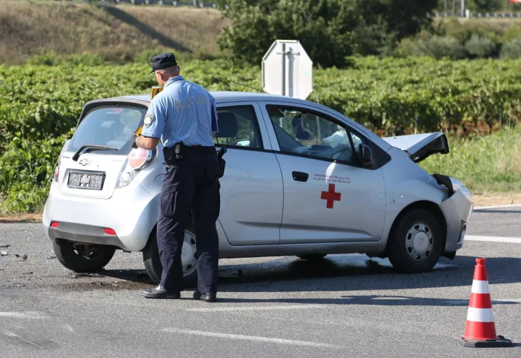 Oko 8 sati u utorak ujutro do&scaron;lo je do sudara dva osobna automobila u mjestu Dubrava, na državnoj cesti D 33 kod &scaron;ibenika. Kako je izvijestila PU &scaron;ibensko-kninska, tri osobe su ozlijeđene.