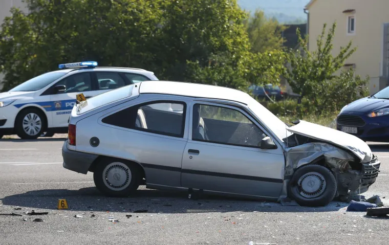 NESREĆA KOD &Scaron;IBENIKA: U sudaru dva automobila tri osobe ozlijeđene