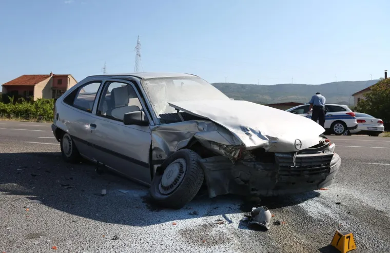 NESREĆA KOD &Scaron;IBENIKA: U sudaru dva automobila tri osobe ozlijeđene