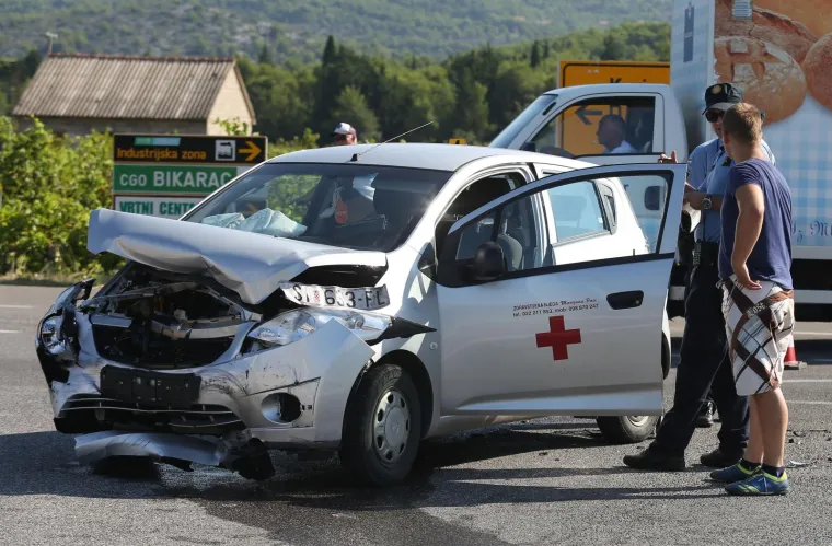NESREĆA KOD &Scaron;IBENIKA: U sudaru dva automobila tri osobe ozlijeđene