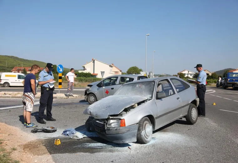 NESREĆA KOD &Scaron;IBENIKA: U sudaru dva automobila tri osobe ozlijeđene