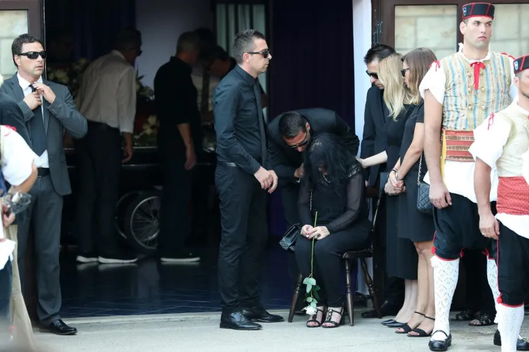 Vela Luka - Obitelj, prijatelji, suradnici i obožavatelji na groblju sv. Roka ispratili Olivera Dragojevica na vjecni pocinak.