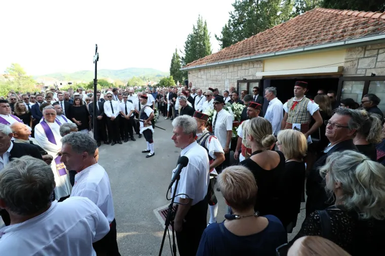 POKOPAN JE OLIVER DRAGOJEVIĆ: Hauser je otpjevao 'Galeb i ja', na pogreb došli Gibonni, Dino Rađa, Enis Bešlagić, Šuica...