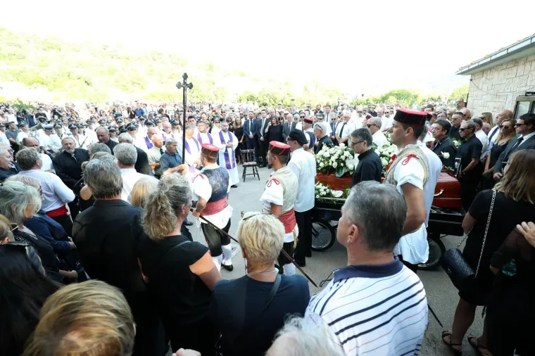 POKOPAN JE OLIVER DRAGOJEVIĆ: Hauser je otpjevao 'Galeb i ja', na pogreb došli Gibonni, Dino Rađa, Enis Bešlagić, Šuica...