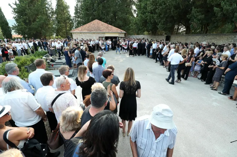 POKOPAN JE OLIVER DRAGOJEVIĆ: Hauser je otpjevao 'Galeb i ja', na pogreb došli Gibonni, Dino Rađa, Enis Bešlagić, Šuica...
