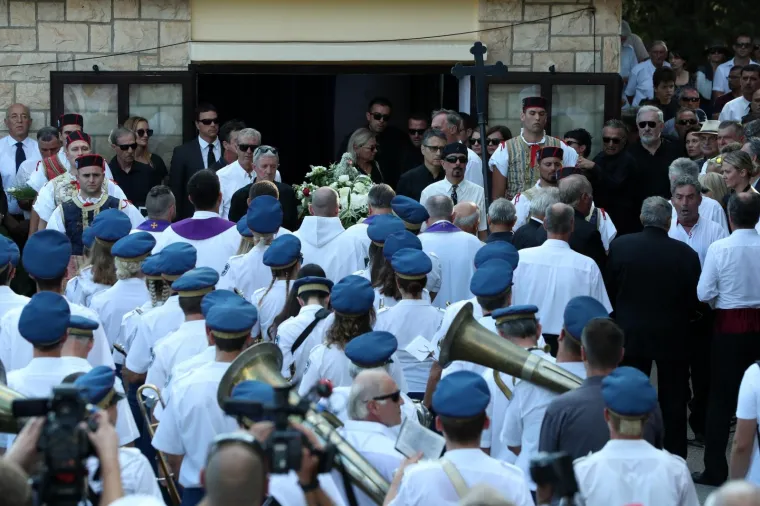 POKOPAN JE OLIVER DRAGOJEVIĆ: Hauser je otpjevao 'Galeb i ja', na pogreb došli Gibonni, Dino Rađa, Enis Bešlagić, Šuica...
