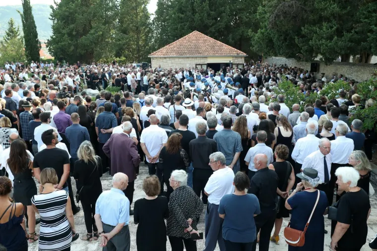 POKOPAN JE OLIVER DRAGOJEVIĆ: Hauser je otpjevao 'Galeb i ja', na pogreb došli Gibonni, Dino Rađa, Enis Bešlagić, Šuica...
