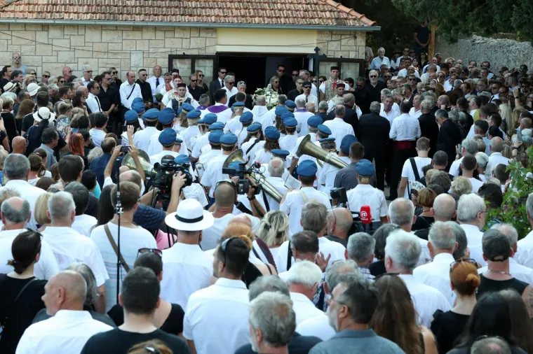 POKOPAN JE OLIVER DRAGOJEVIĆ: Hauser je otpjevao 'Galeb i ja', na pogreb došli Gibonni, Dino Rađa, Enis Bešlagić, Šuica...
