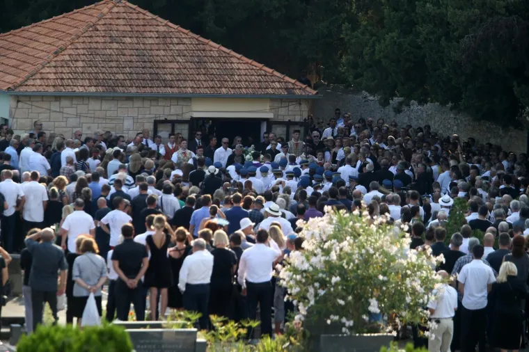 POKOPAN JE OLIVER DRAGOJEVIĆ: Hauser je otpjevao 'Galeb i ja', na pogreb došli Gibonni, Dino Rađa, Enis Bešlagić, Šuica...