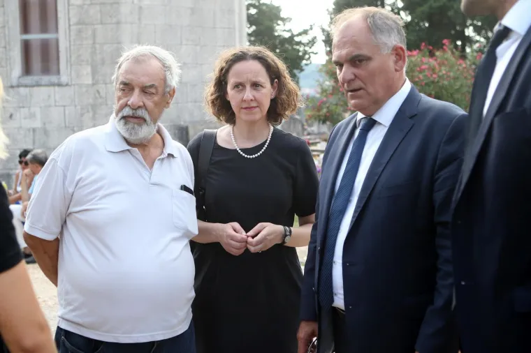 POKOPAN JE OLIVER DRAGOJEVIĆ: Hauser je otpjevao 'Galeb i ja', na pogreb došli Gibonni, Dino Rađa, Enis Bešlagić, Šuica...