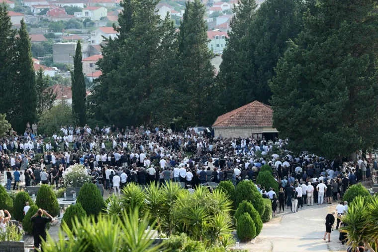 POKOPAN JE OLIVER DRAGOJEVIĆ: Hauser je otpjevao 'Galeb i ja', na pogreb došli Gibonni, Dino Rađa, Enis Bešlagić, Šuica...