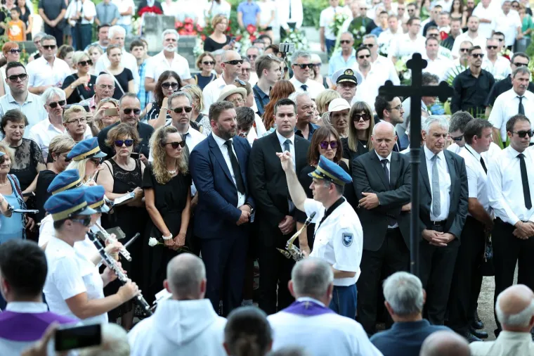 POKOPAN JE OLIVER DRAGOJEVIĆ: Hauser je otpjevao 'Galeb i ja', na pogreb došli Gibonni, Dino Rađa, Enis Bešlagić, Šuica...