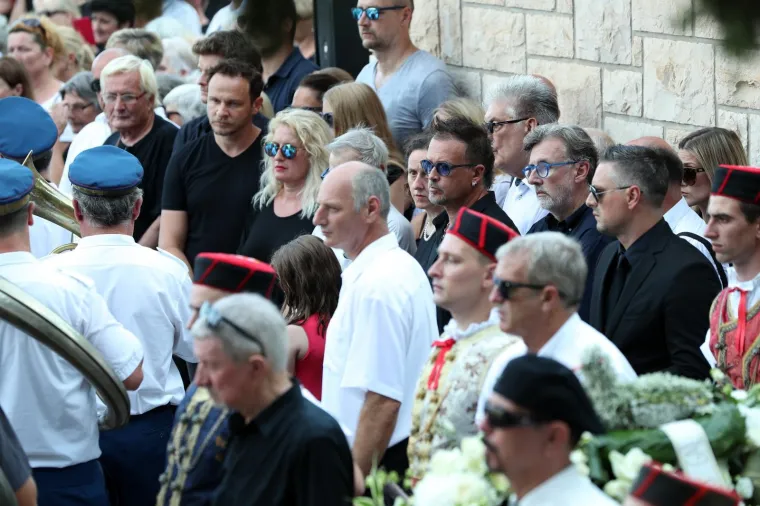 POKOPAN JE OLIVER DRAGOJEVIĆ: Hauser je otpjevao 'Galeb i ja', na pogreb došli Gibonni, Dino Rađa, Enis Bešlagić, Šuica...