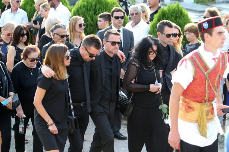 POKOPAN JE OLIVER DRAGOJEVIĆ: Hauser je otpjevao 'Galeb i ja', na pogreb došli Gibonni, Dino Rađa, Enis Bešlagić, Šuica...