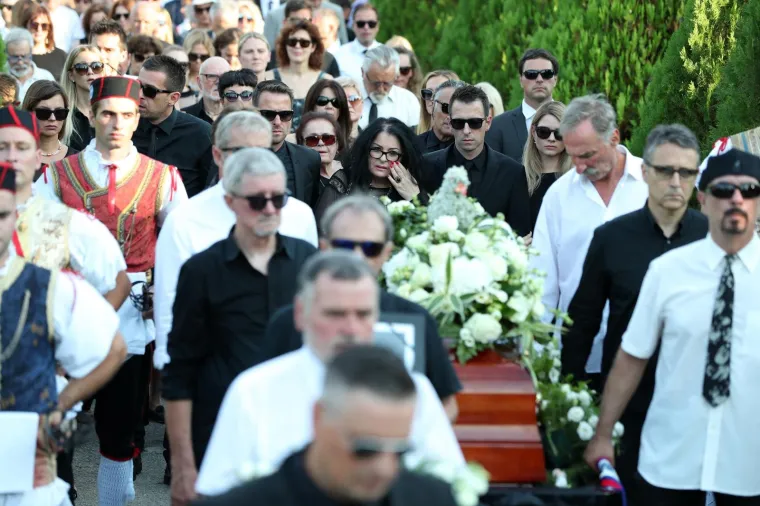 POKOPAN JE OLIVER DRAGOJEVIĆ: Hauser je otpjevao 'Galeb i ja', na pogreb do&scaron;li Gibonni, Dino Rađa, Enis Be&scaron;lagić, &Scaron;uica...