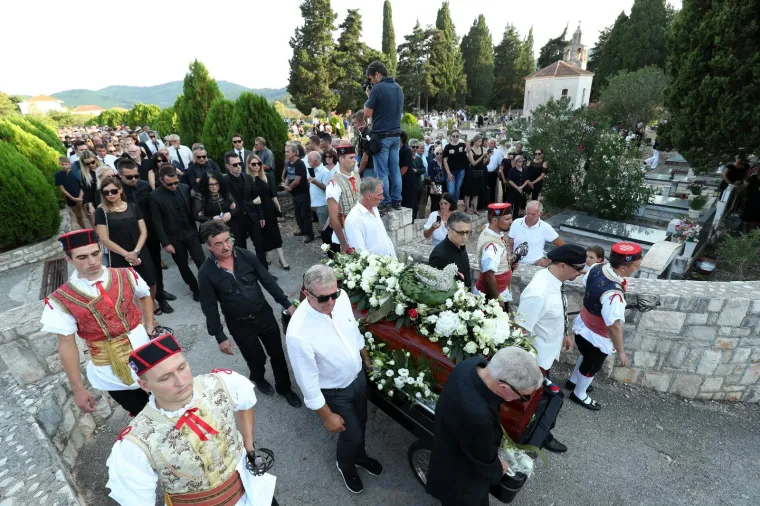POKOPAN JE OLIVER DRAGOJEVIĆ: Hauser je otpjevao 'Galeb i ja', na pogreb do&scaron;li Gibonni, Dino Rađa, Enis Be&scaron;lagić, &Scaron;uica...