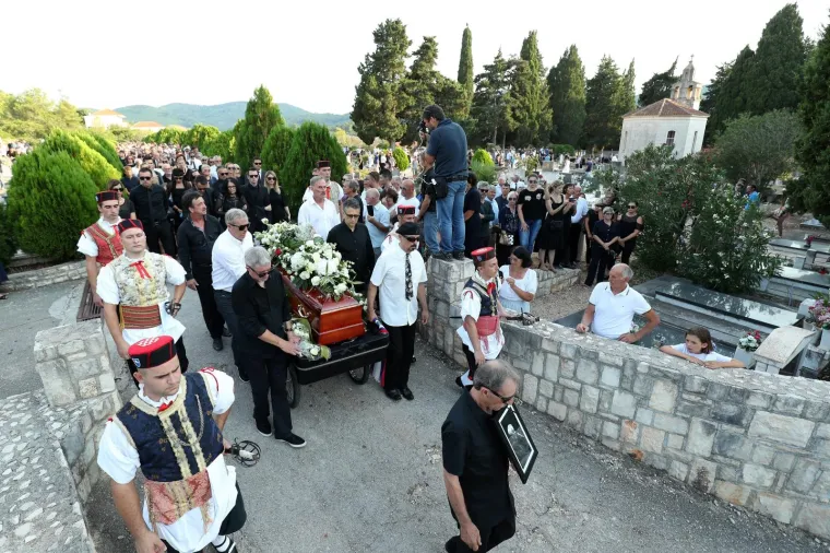 POKOPAN JE OLIVER DRAGOJEVIĆ: Hauser je otpjevao 'Galeb i ja', na pogreb do&scaron;li Gibonni, Dino Rađa, Enis Be&scaron;lagić, &Scaron;uica...