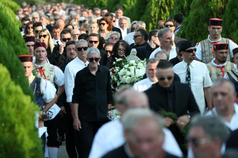 POKOPAN JE OLIVER DRAGOJEVIĆ: Hauser je otpjevao 'Galeb i ja', na pogreb do&scaron;li Gibonni, Dino Rađa, Enis Be&scaron;lagić, &Scaron;uica...