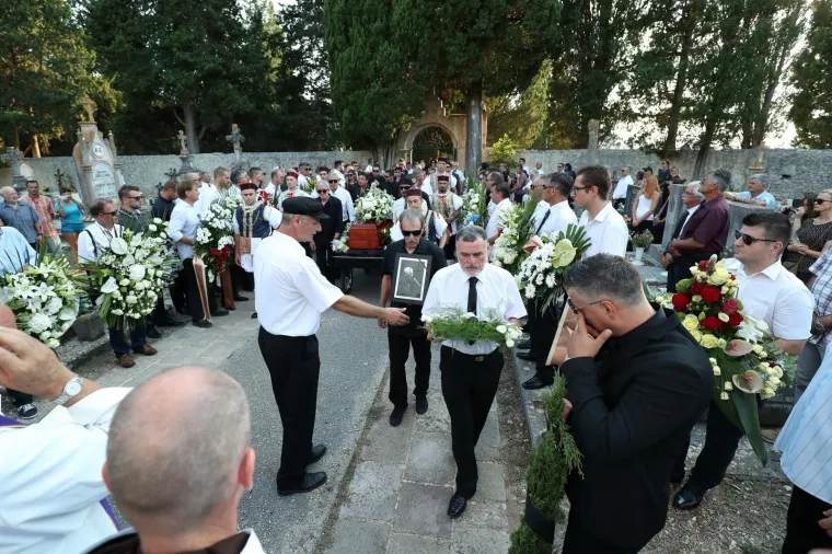 POKOPAN JE OLIVER DRAGOJEVIĆ: Hauser je otpjevao 'Galeb i ja', na pogreb do&scaron;li Gibonni, Dino Rađa, Enis Be&scaron;lagić, &Scaron;uica...