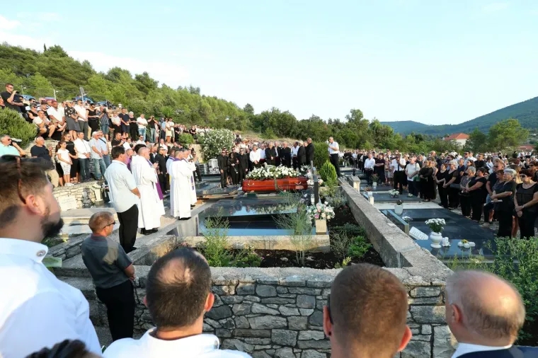 POKOPAN JE OLIVER DRAGOJEVIĆ: Hauser je otpjevao 'Galeb i ja', na pogreb do&scaron;li Gibonni, Dino Rađa, Enis Be&scaron;lagić, &Scaron;uica...