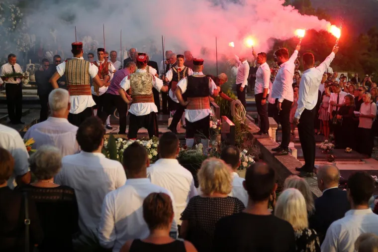 POKOPAN JE OLIVER DRAGOJEVIĆ: Hauser je otpjevao 'Galeb i ja', na pogreb do&scaron;li Gibonni, Dino Rađa, Enis Be&scaron;lagić, &Scaron;uica...
