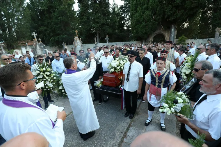 POKOPAN JE OLIVER DRAGOJEVIĆ: Hauser je otpjevao 'Galeb i ja', na pogreb do&scaron;li Gibonni, Dino Rađa, Enis Be&scaron;lagić, &Scaron;uica...