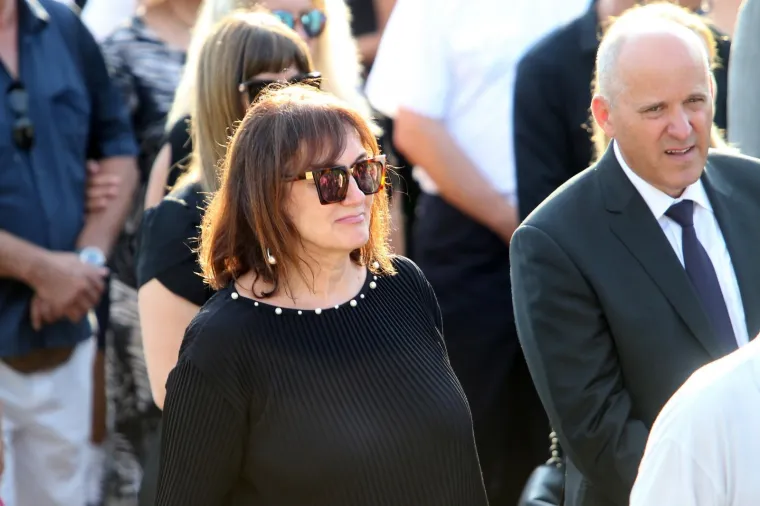 POKOPAN JE OLIVER DRAGOJEVIĆ: Hauser je otpjevao 'Galeb i ja', na pogreb do&scaron;li Gibonni, Dino Rađa, Enis Be&scaron;lagić, &Scaron;uica...