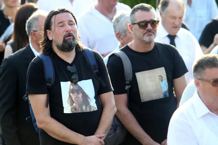 POKOPAN JE OLIVER DRAGOJEVIĆ: Hauser je otpjevao 'Galeb i ja', na pogreb do&scaron;li Gibonni, Dino Rađa, Enis Be&scaron;lagić, &Scaron;uica...