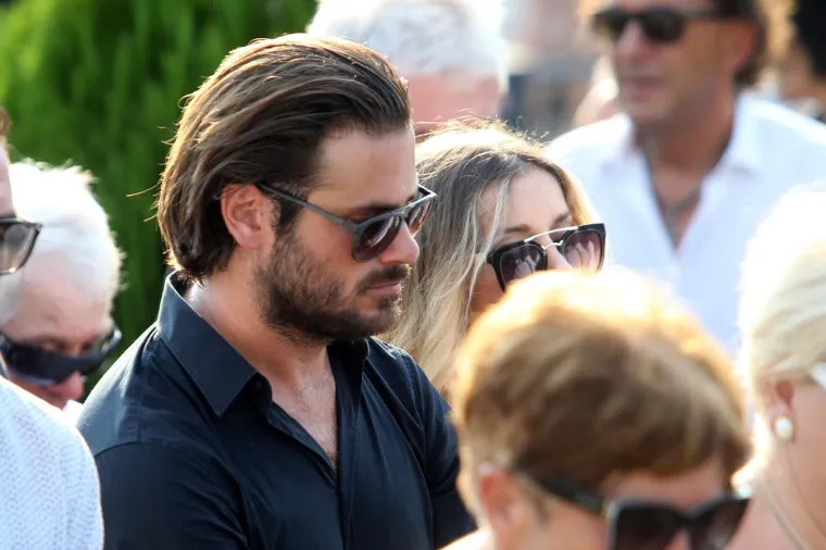 POKOPAN JE OLIVER DRAGOJEVIĆ: Hauser je otpjevao 'Galeb i ja', na pogreb do&scaron;li Gibonni, Dino Rađa, Enis Be&scaron;lagić, &Scaron;uica...