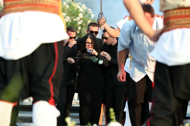 POKOPAN JE OLIVER DRAGOJEVIĆ: Hauser je otpjevao 'Galeb i ja', na pogreb do&scaron;li Gibonni, Dino Rađa, Enis Be&scaron;lagić, &Scaron;uica...