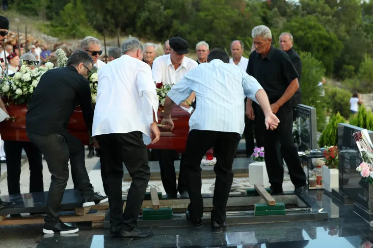 POKOPAN JE OLIVER DRAGOJEVIĆ: Hauser je otpjevao 'Galeb i ja', na pogreb do&scaron;li Gibonni, Dino Rađa, Enis Be&scaron;lagić, &Scaron;uica...