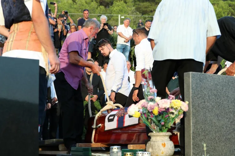 POKOPAN JE OLIVER DRAGOJEVIĆ: Hauser je otpjevao 'Galeb i ja', na pogreb do&scaron;li Gibonni, Dino Rađa, Enis Be&scaron;lagić, &Scaron;uica...