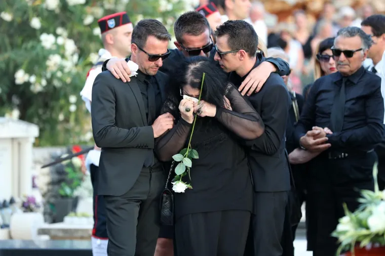 POKOPAN JE OLIVER DRAGOJEVIĆ: Hauser je otpjevao 'Galeb i ja', na pogreb do&scaron;li Gibonni, Dino Rađa, Enis Be&scaron;lagić, &Scaron;uica...