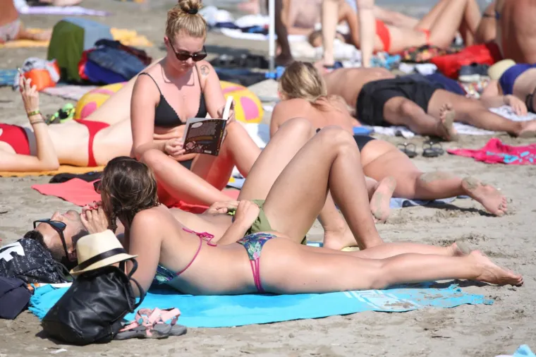 OVIM LJEPOTICAMA NE SMETAJU NI TOPLINSKI VAL, A NI UV ZRAKE: Bujne djevojke se razgolitile diljem obale