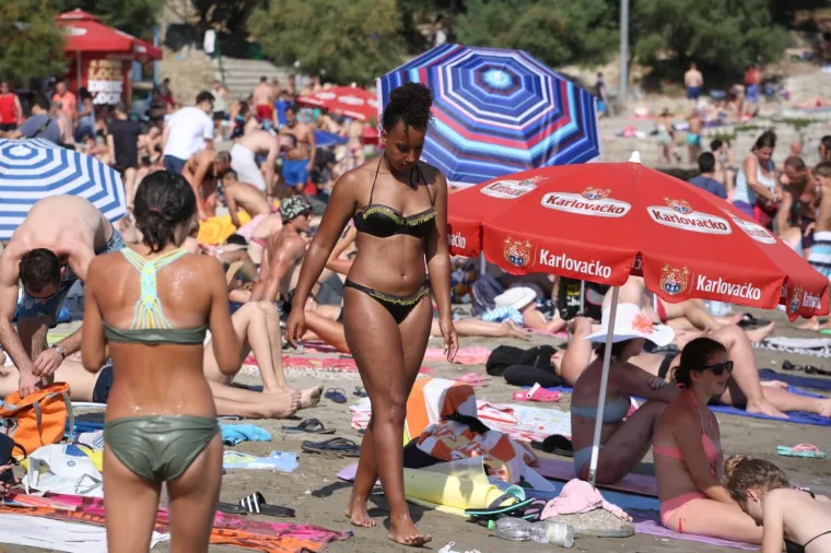 OVIM LJEPOTICAMA NE SMETAJU NI TOPLINSKI VAL, A NI UV ZRAKE: Bujne djevojke se razgolitile diljem obale