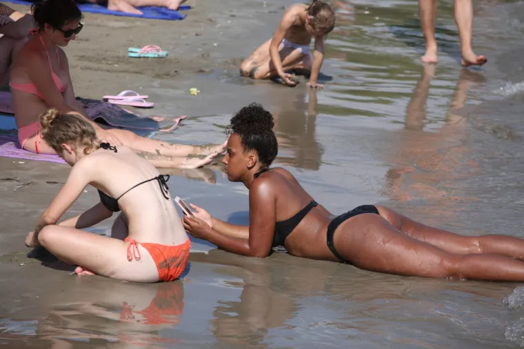 OVIM LJEPOTICAMA NE SMETAJU NI TOPLINSKI VAL, A NI UV ZRAKE: Bujne djevojke se razgolitile diljem obale