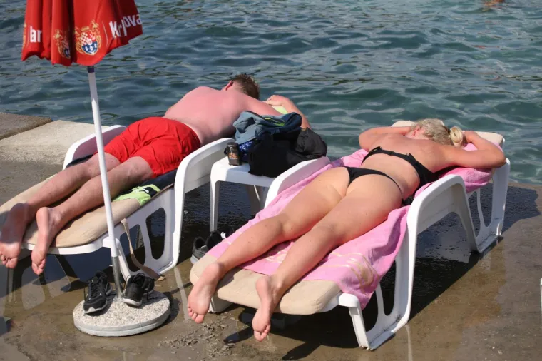 OVIM LJEPOTICAMA NE SMETAJU NI TOPLINSKI VAL, A NI UV ZRAKE: Bujne djevojke se razgolitile diljem obale