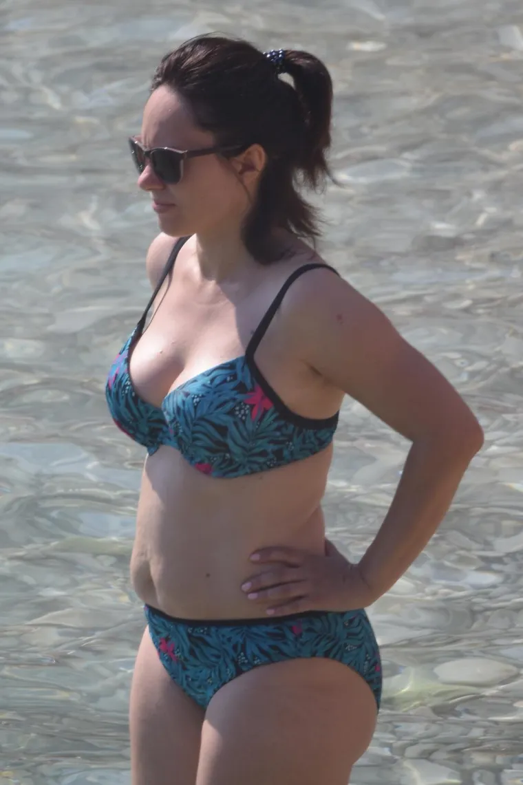 OVIM LJEPOTICAMA NE SMETAJU NI TOPLINSKI VAL, A NI UV ZRAKE: Bujne djevojke se razgolitile diljem obale