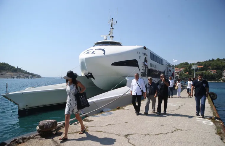 OBITELJ, PRIJATELJI, KOLEGE I OBOŽAVATELJI SE SKUPLJAJU NA GROBLJU: Svi su se došli pokloniti Oliveru