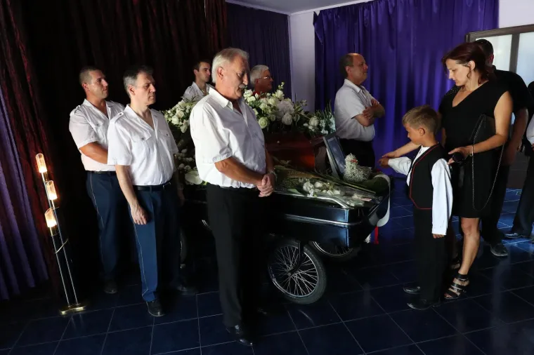 Obitelj, prijatelji, suradnici i obožavatelji su došli u Vela Luku kako bi se poklonili Oliveru Dragojeviću.