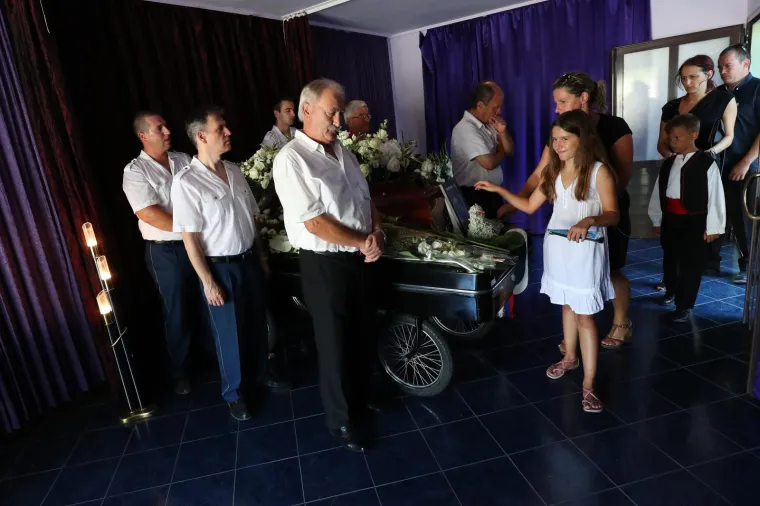 OBITELJ, PRIJATELJI, KOLEGE I OBOŽAVATELJI SE SKUPLJAJU NA GROBLJU: Svi su se došli pokloniti Oliveru